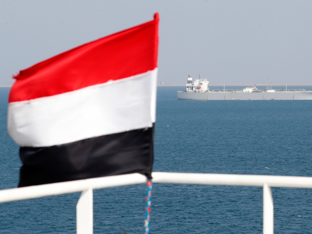 Захваченное хуситами в Аденском заливе израильское грузовое судно Galaxy Leader стоит на якоре у побережья Йемена