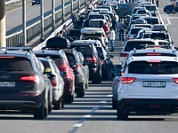 Очередь из тысячи автомобилей образовалась у Крымского моста