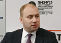 Кадр из интервью с статс-секретарем — заместителем министра промышленности и торговли Романом Чекушовым в студии Эксперта на ПМЭФ-2025
