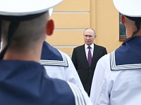 Владимир Путин в Петербурге поздравил военных моряков с Днем ВМФ