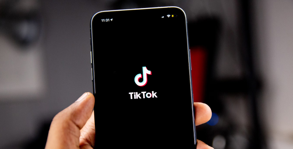 Президент США подписал закон о возможной блокировке TikTok