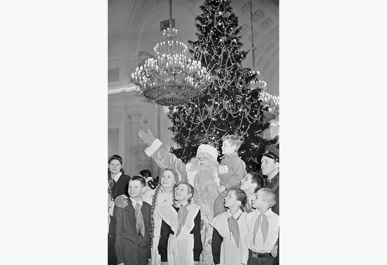 Новогодняя елка в Георгиевском зале Большого Кремлевского дворца. 1955 г.