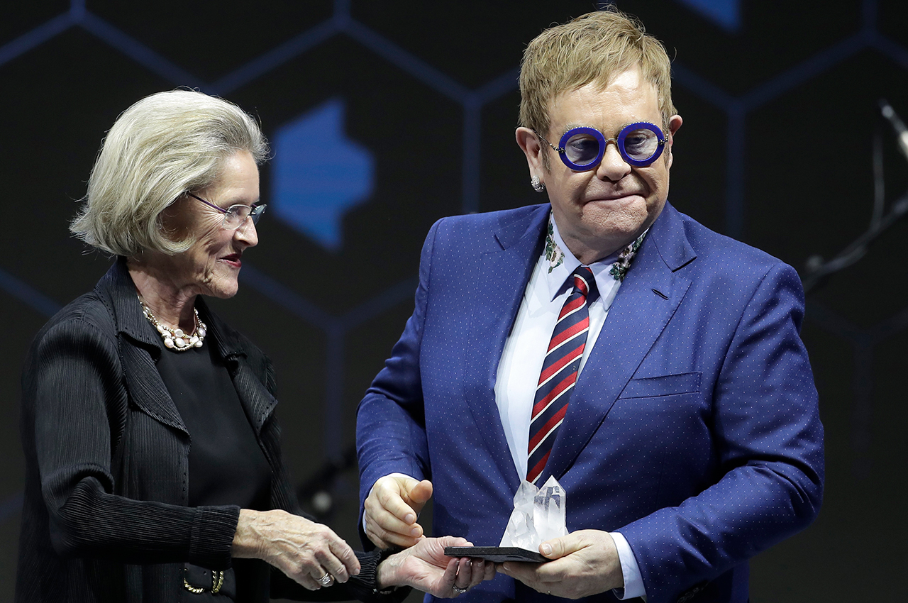Британский музыкант Элтон Джон получает премию Crystal Award за&nbsp;работу по&nbsp;повышению осведомленности и&nbsp;борьбе с&nbsp;ВИЧ/СПИДом через Elton John AIDS Foundation накануне ежегодной встречи Всемирного экономического форума в&nbsp;Давосе, Швейцария, 22&nbsp;января 2018&nbsp;г.