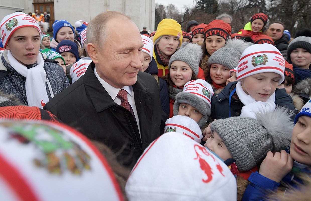 Президент России Владимир Путин во время встречи с детьми, посетившими Общероссийскую новогоднюю елку в Государственном Кремлевском дворце. 26.12.2017 г.
