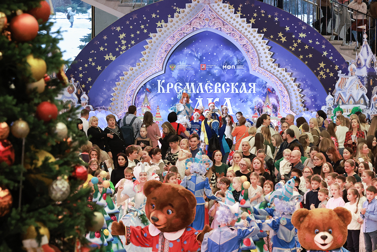 Зрители перед новогодним елочным представлением в Государственном Кремлевском дворце. На Кремлевскую елку были приглашены семьи с детьми из ДНР и ЛНР. 27.12.2023 г.