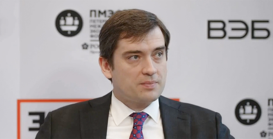 Кадр из интервью с первым заместителем министра экономического развития Максимом Колесниковым в студии Эксперта на ПМЭФ-2025