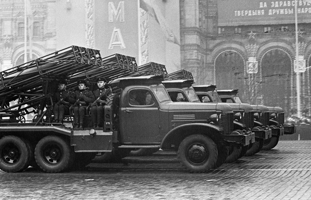 Советская боевая машина реактивной артиллерии БМ-13-16 на шасси ЗИС-151 во время первомайского военного парада на Красной площади
