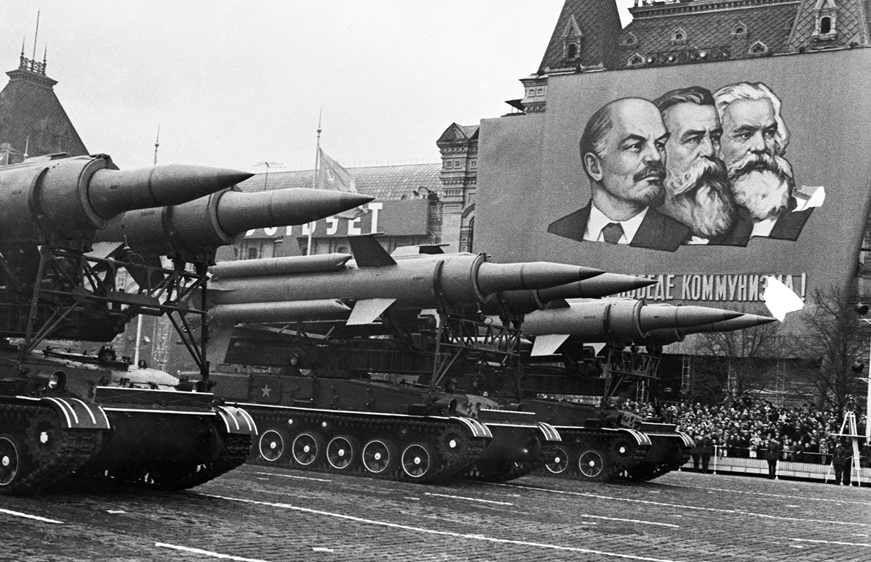 Пусковые установки 2П24 зенитно-ракетного комплекса 2К11 «Круг» во время парада войск Московского гарнизона на Красной площади в честь 1 Мая