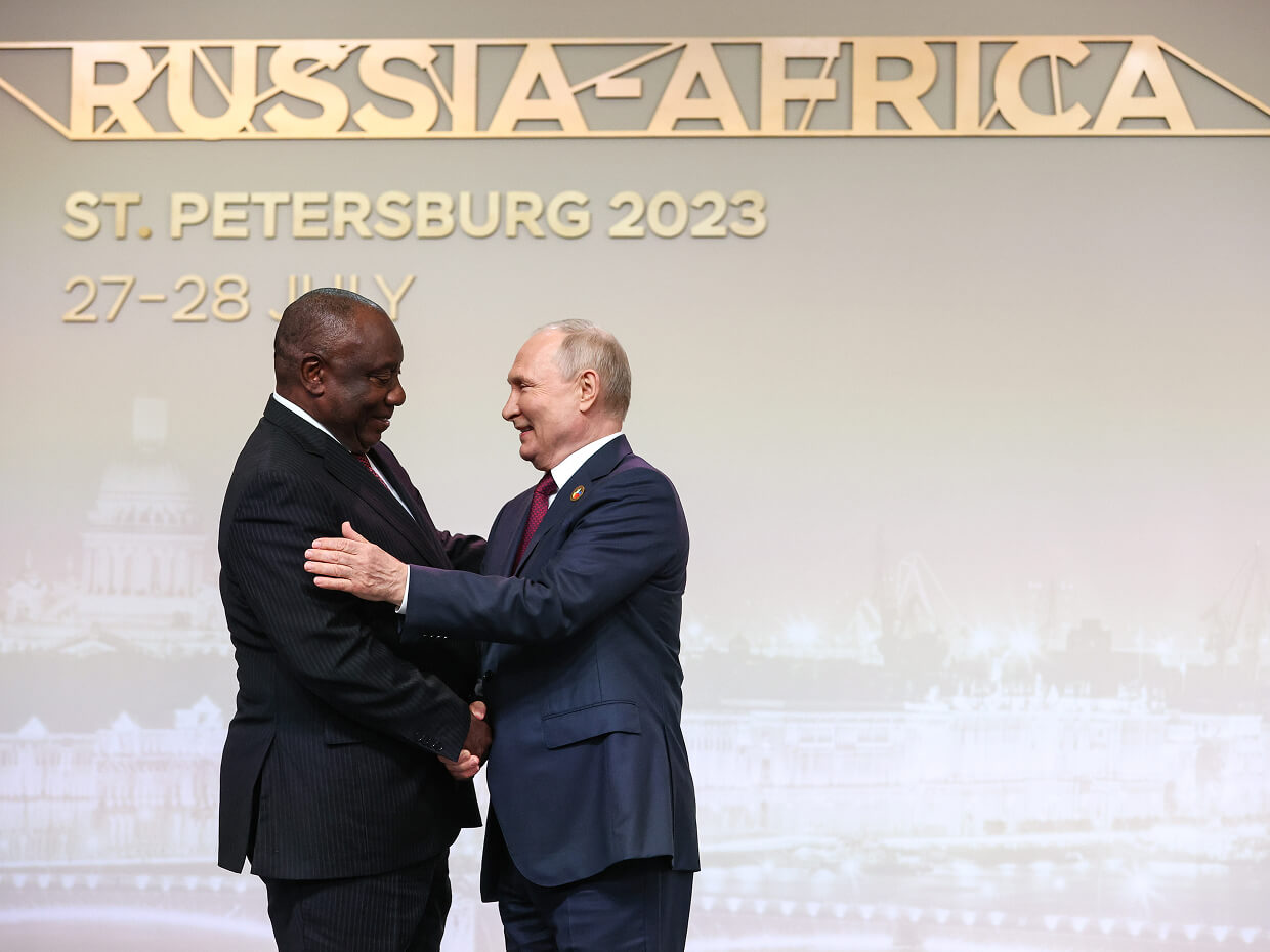 Президент РФ Владимир Путин и президент ЮАР Сирил Рамафоса во время приветствия перед началом церемонии официальной встречи глав делегаций — участников второго саммита Россия — Африка в Санкт-Петербурге