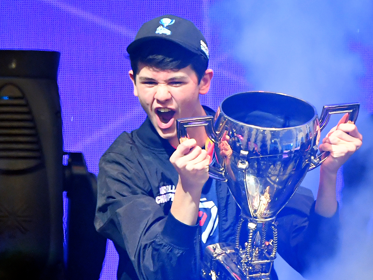 Американец Кайл Гирсдорф (Bugha) празднует победу в финале Fortnite World Cup 2019 в Нью-Йорке. 28 июля 2019 г.