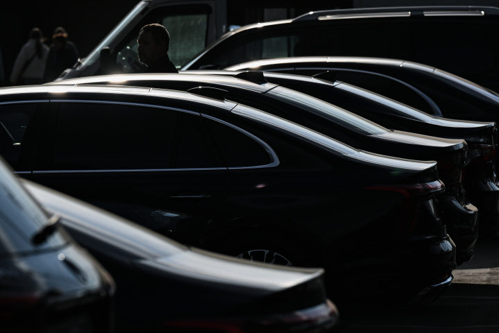 Продажи новых легковых авто в России снизились почти на 18%