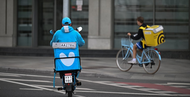 В Петербурге продлили запрет на устройство мигрантов таксистами и курьерами