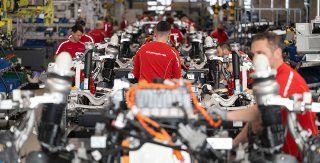 Porsche отказалась от производства собственных аккумуляторов для электромобилей