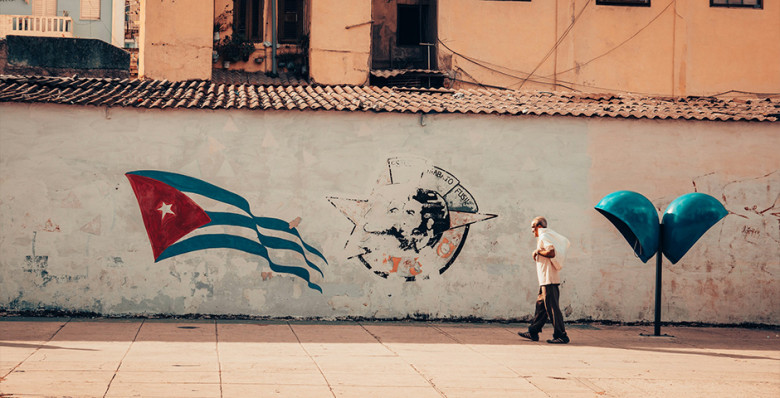 В посольстве России рассказали о переселении туристов на Кубе в другие отели