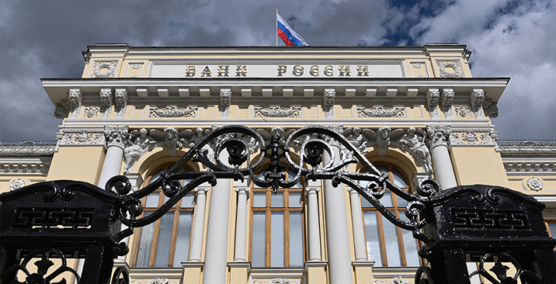 ЦБ: россияне приобрели максимальный за полтора года объем валюты 