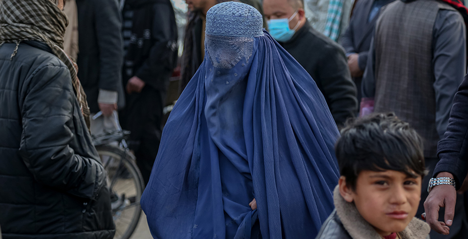 Порно кештер Әншіні жалаңаштандырыңыз