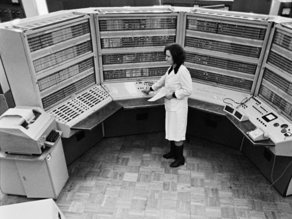 Советская электронная вычислительная машина серии БЭСМ