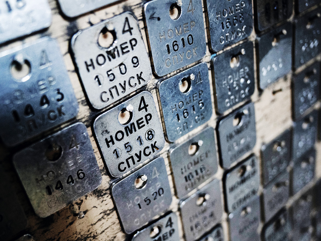 По&nbsp;жетону шахтерам выдаются средства защиты (самоспасатель, респиратор) и&nbsp;светильник