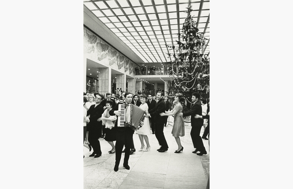 Танцуют все! Новогодний праздник в&nbsp;Кремлевском Дворце съездов.&nbsp;1963&nbsp;г.