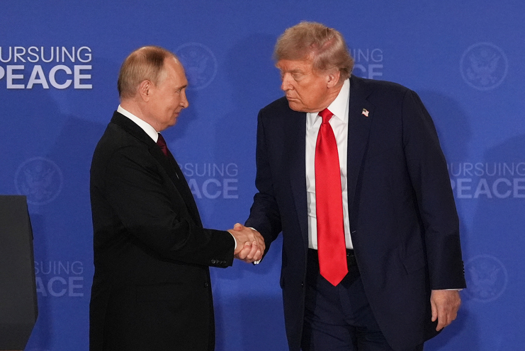 Владимир Путин и Дональд Трамп на переговорах в Анкоридже