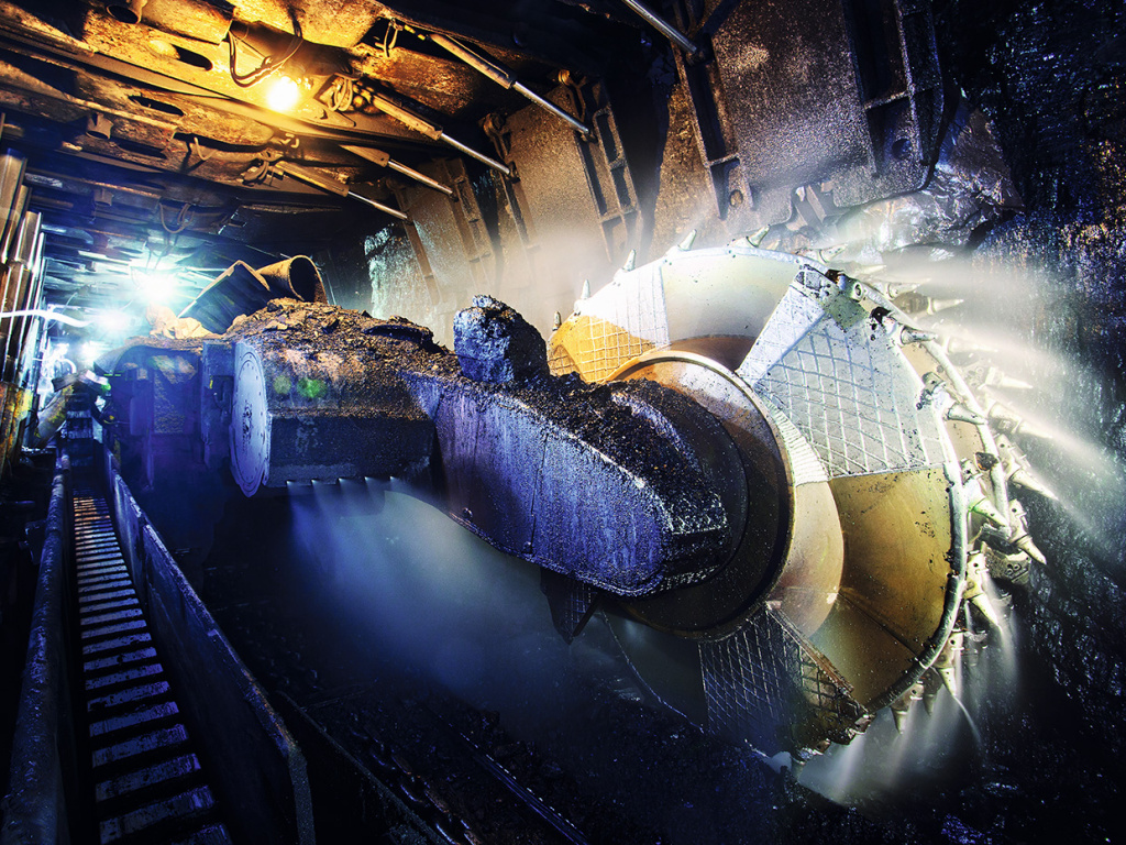 Очистной комбайн — мощная горная машина, добывающая уголь, с электрическим или гидравлическим приводом