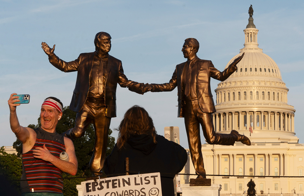 Скульптура, на которой президент США Дональд Трамп и финансист Джеффри Эпштейн держатся за руки, напротив здания Капитолия в Вашингтоне, 2 октября 2025 года