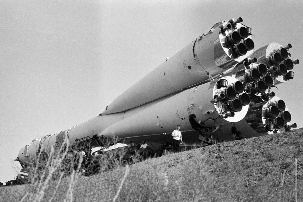 Вывоз ракеты-носителя «Союз-У» с советским космическим кораблем «Союз-19» на стартовую площадку космодрома Байконур