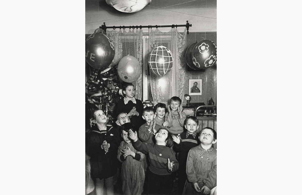 Новогодний праздник в&nbsp;жилой комнате коммунальной квартиры на&nbsp;улице Правды, Москва.&nbsp;1957&nbsp;г.