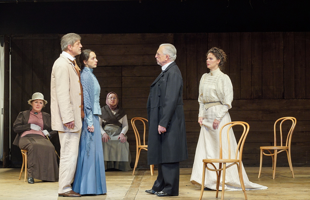 ДЯДЯ ВАНЯ внутрь.jpg