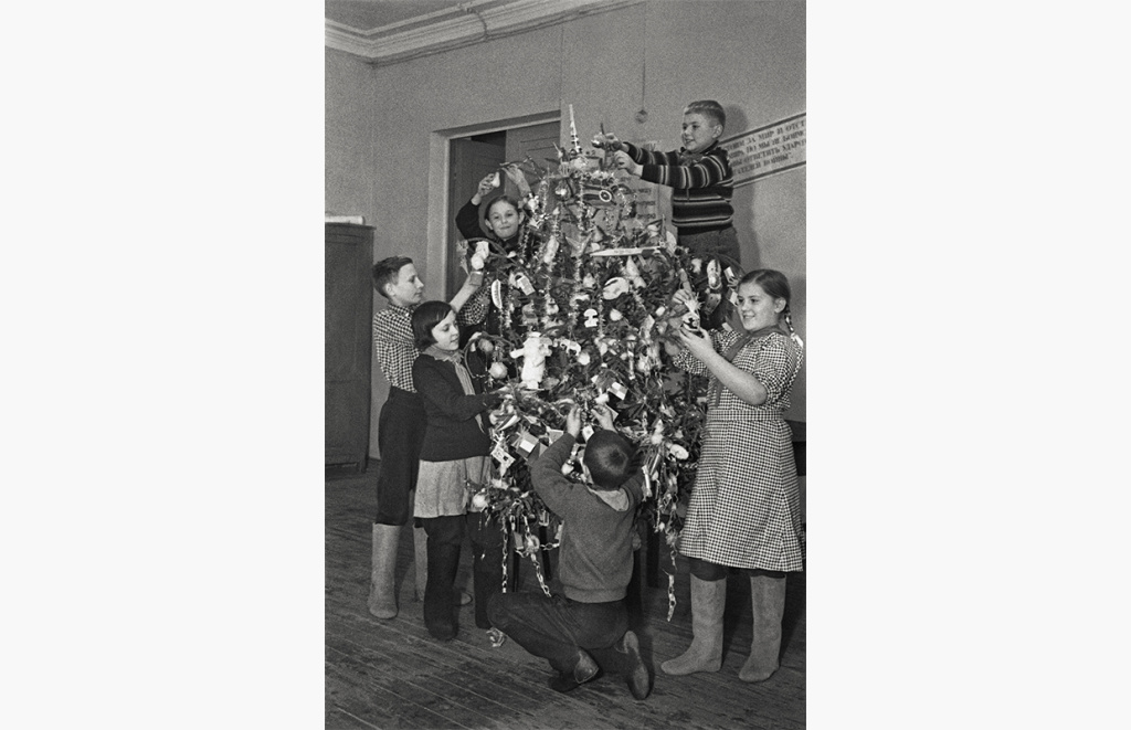 Детдом в&nbsp;Борках. Дети украшают елку.&nbsp;1939&nbsp;г.