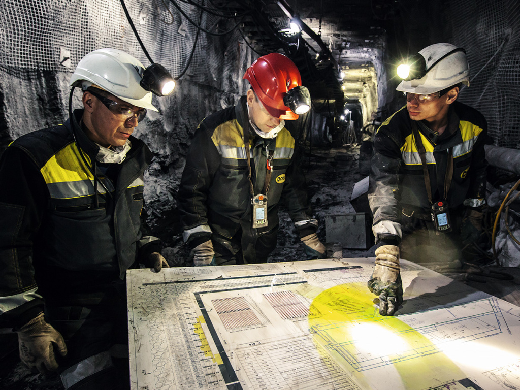 Горняки проектируют новую лаву на шахте имени Рубана