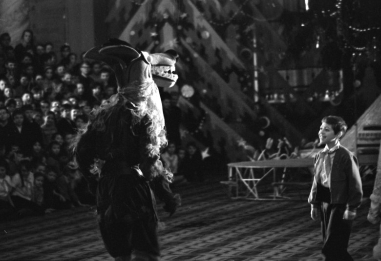 Серый волк и пионер Миша — герои детского представления у новогодней елки в Георгиевском зале Большого Кремлевского дворца. 29.11.1966 г.