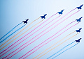 7 истребителей J-10 выпустили 14 цветных дымовых шлейфов — по одному на каждый год войны сопротивления японской агрессии.