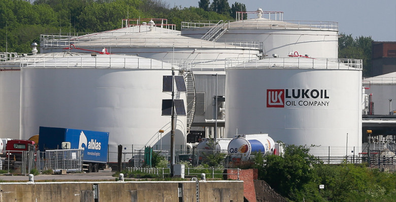 Bloomberg: «Лукойл» хочет продать международные активы единым пакетом