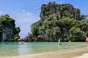 Туристы разбирают места под солнцем