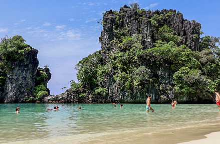 Туристы разбирают места под солнцем