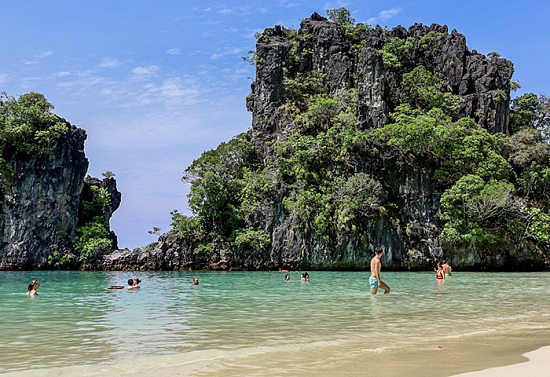 Туристы разбирают места под солнцем