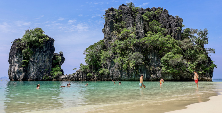 Туристы разбирают места под солнцем