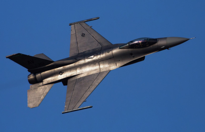 Многоцелевой истребитель F-16 ВВС США демонстрирует свои возможности