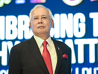 Бывшего премьера Малайзии приговорили к 15 годам из-за злоупотребления властью