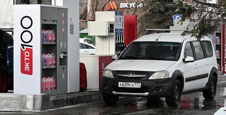 В России предложили ввести топливные карты для многодетных семей