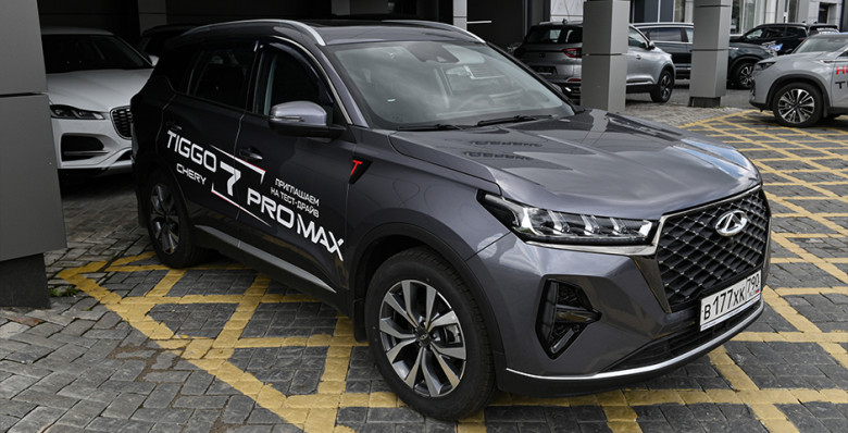 Продажи новых авто в России за десять месяцев сократились почти на четверть