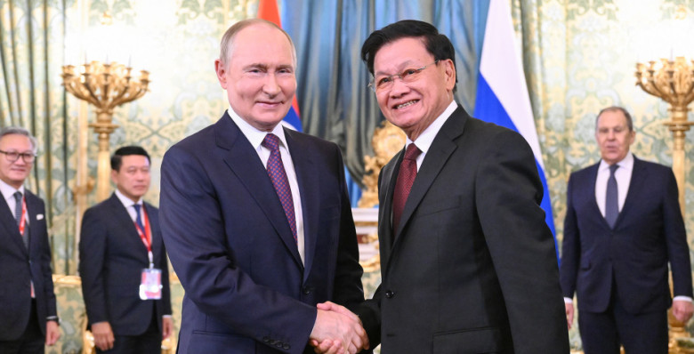Президент Лаоса подарил Владимиру Путину двух слонов