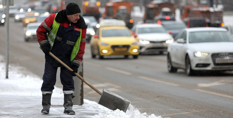Глава Рособрнадзора призвал родителей не пугать детей работой дворника