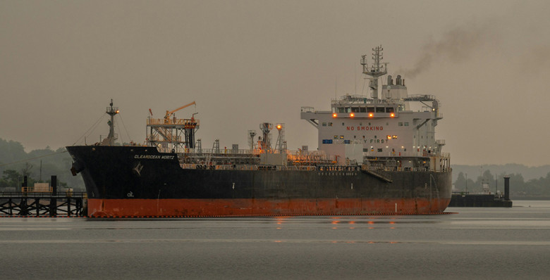 США разрешили покупку российской нефти, погруженной на танкеры до 12 марта