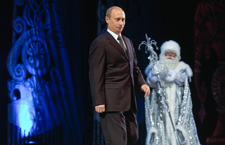 Владимир Путин поздравляет с Новым годом детей, пришедших в Государственный Кремлевский дворец на новогоднюю елку. 27.12.2003 г.