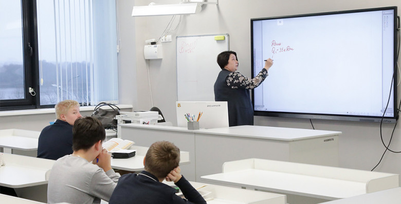 В Госдуме предложили сделать зарплаты учителей не ниже 200% средней по региону