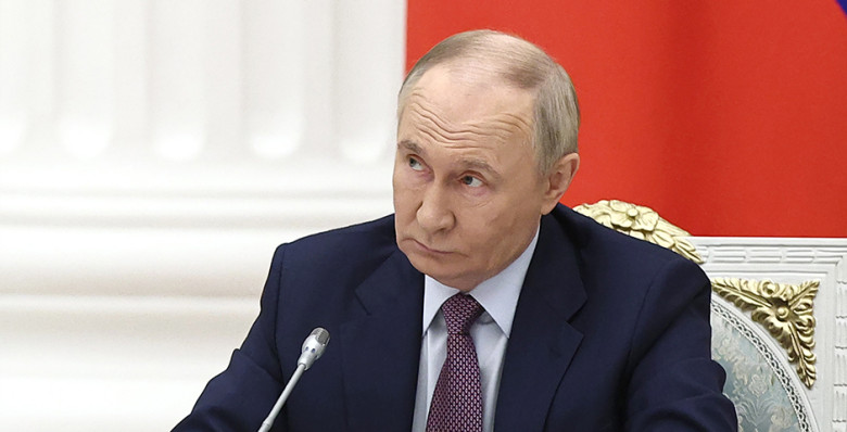 Владимир Путин призвал молодых россиян не откладывать рождение детей