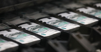 Деньги отнесли в сберкассы