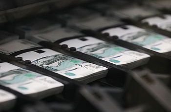 Деньги отнесли в сберкассы